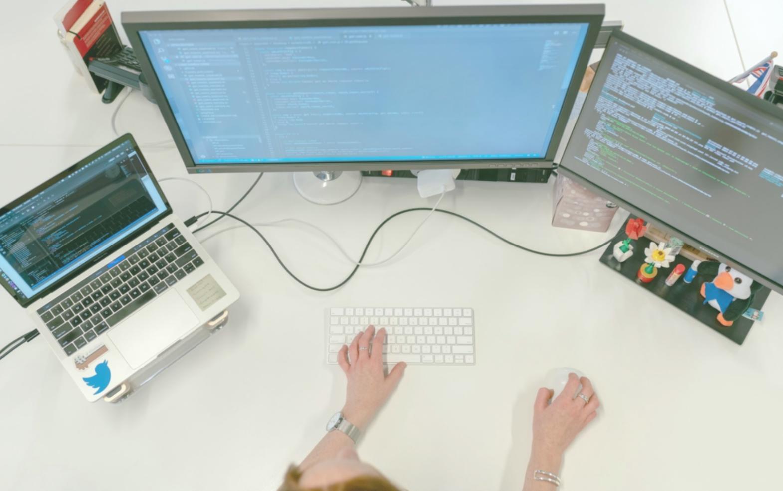 Uczestnicy pracujący wspólnie nad dashboardem finansowym